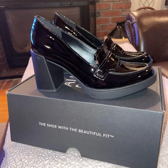 Naturalizer Amble Women's Black Loafers - Picture 3 of 5